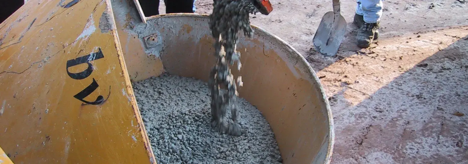 Kubel vullen met beton