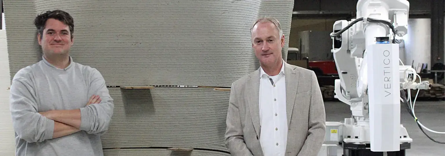 Herman Broekhuizen en Volker Ruitinga staan voor een 3D-gerpint betonobject