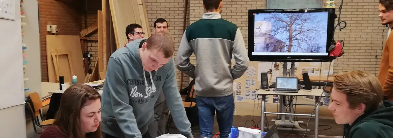 Studenten HAN krijgen les constructief prefab