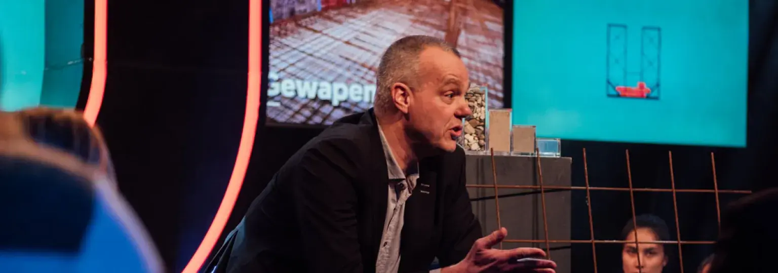 Erik Schlangen geeft college op Universiteit