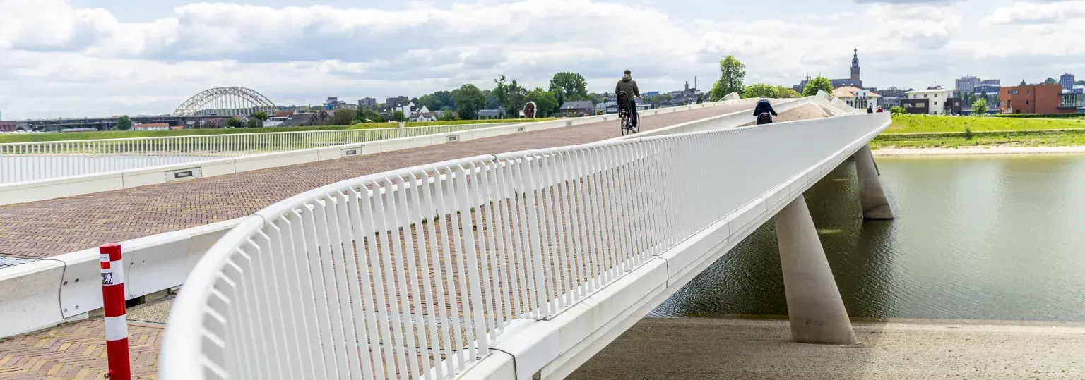 De Lentloper, betonnen brug met Nederlands landschap