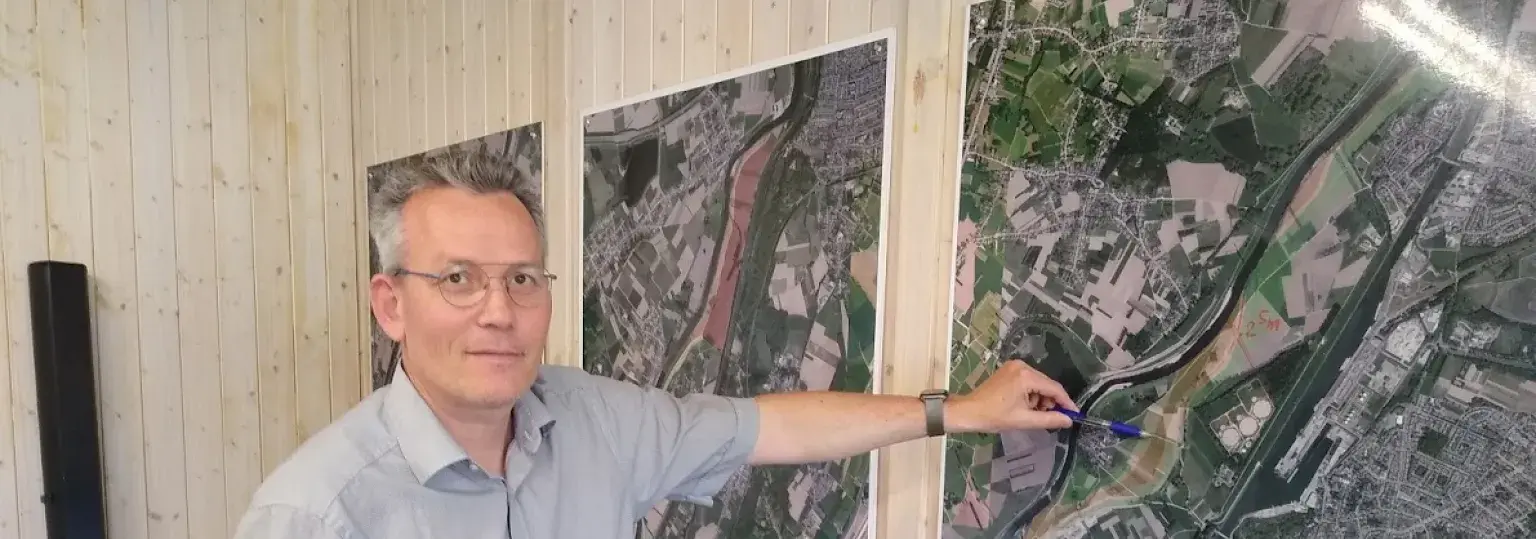 Francois Verhoeven bij brug Maasband 