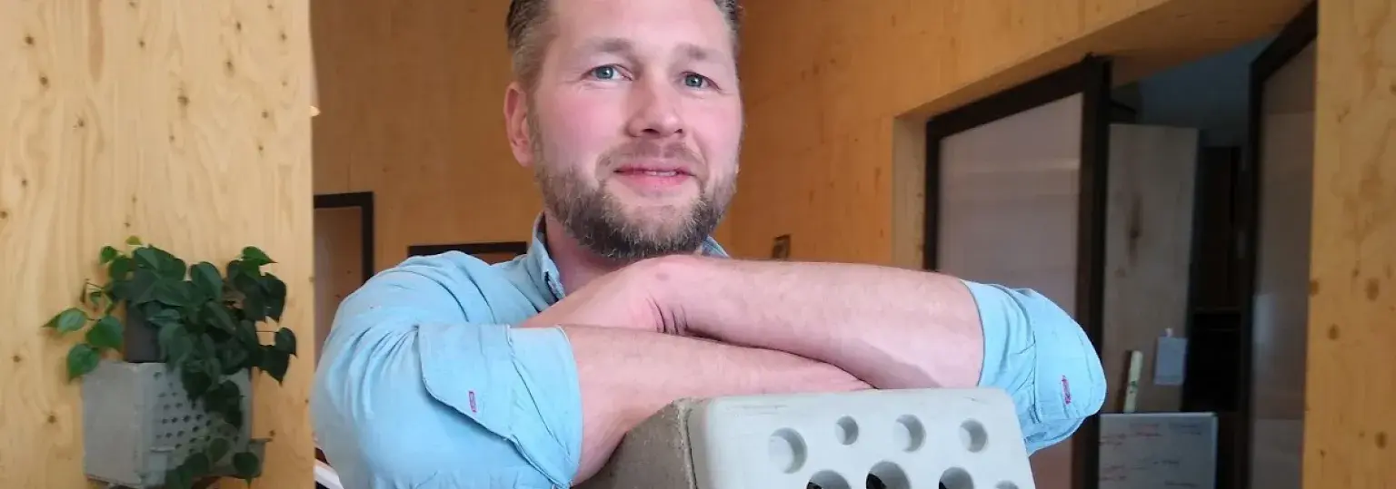 Roel Wijnterp met zijn betonnen bijenhotel