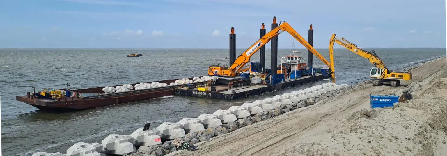 Afsluitdijk versterkt met  duurzame betonblokken