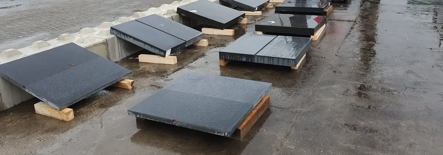 Uitgestalde tegels voor de wedstrijd wie maakt het zwartste beton