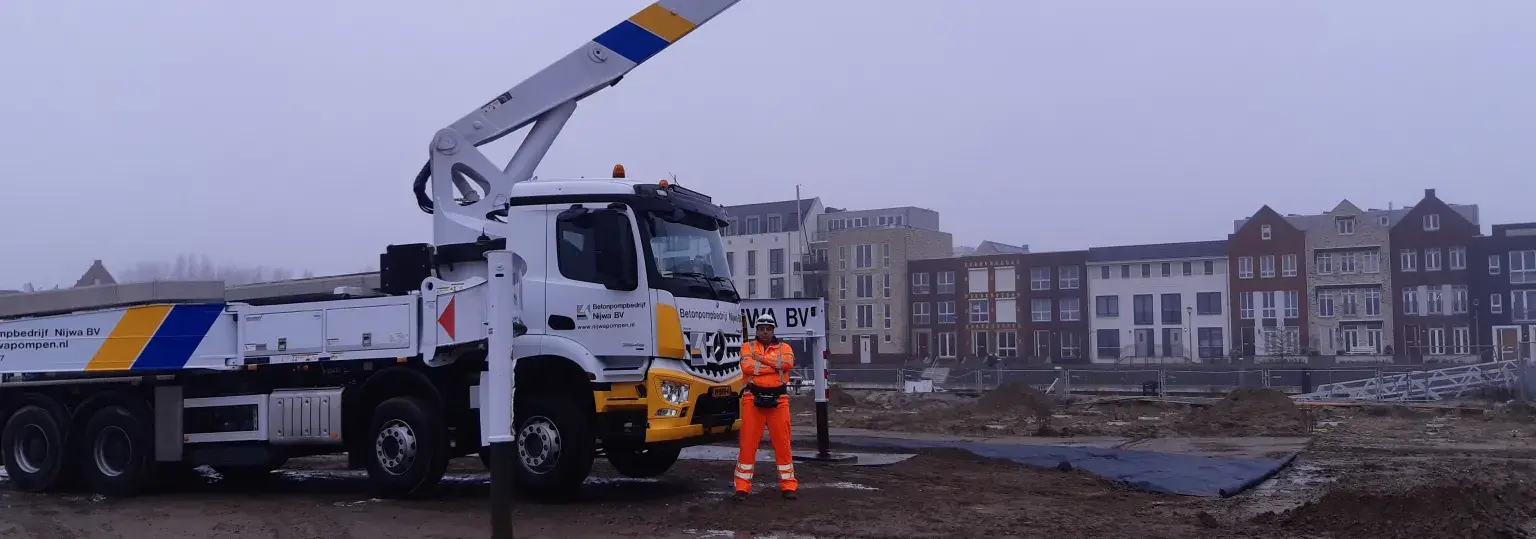 Nijwa betonpomp met machinist Danny