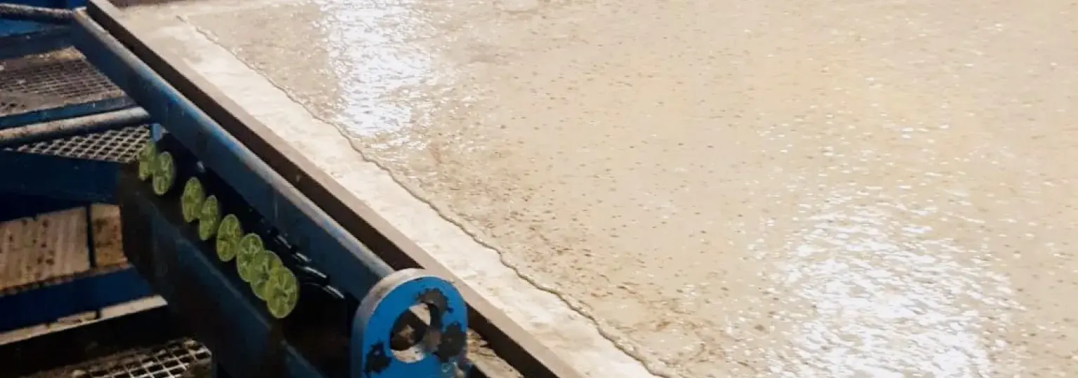 Beton storten uit truckmixer in prefab fabriekshal