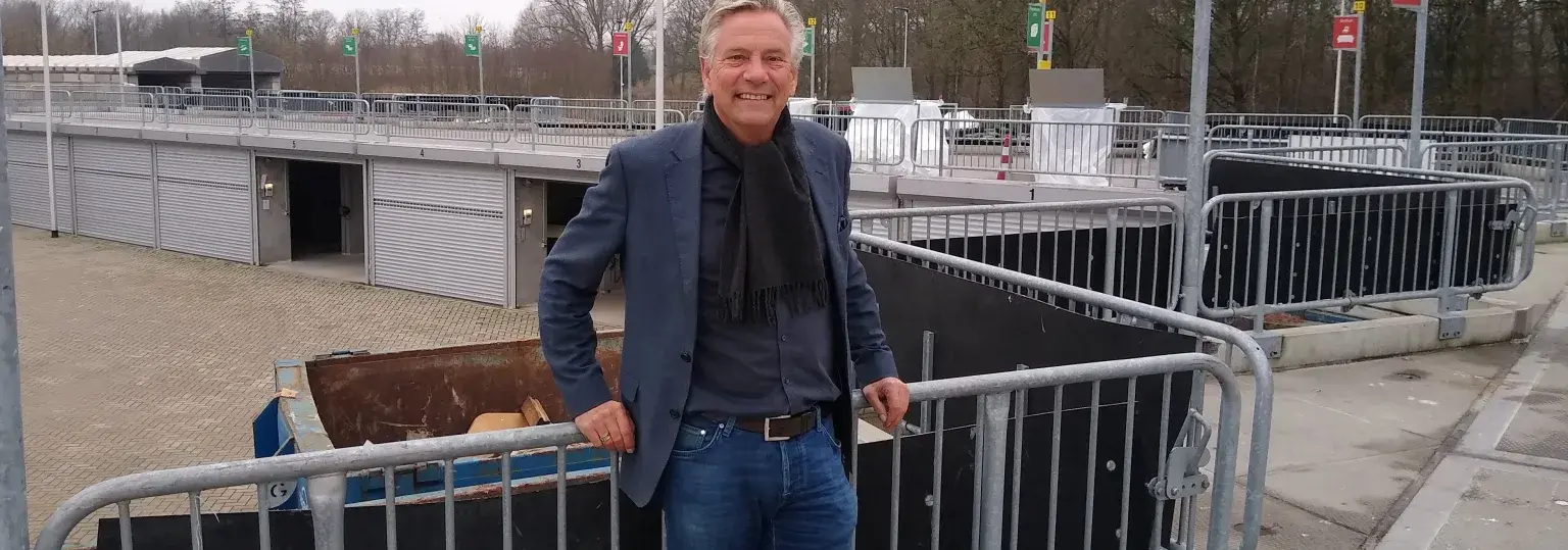 Ron van Ommeren staat voor zijn modulaire milieustraat 