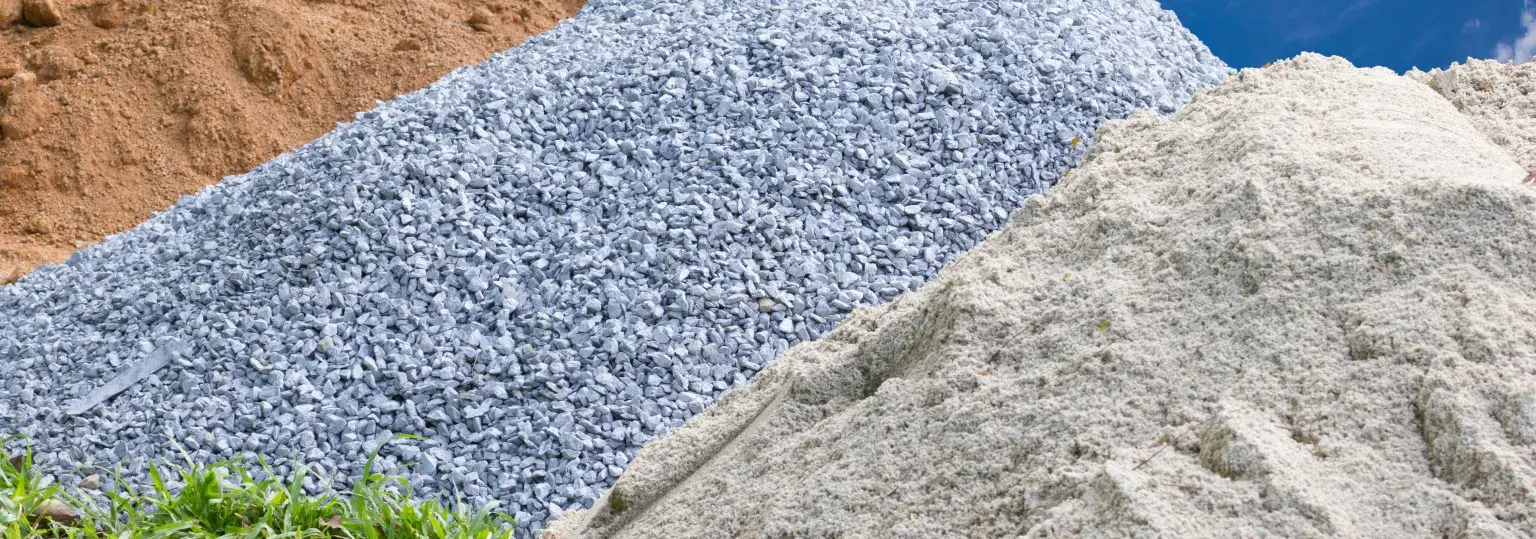 Grondstoffen voor beton: bergen met zand en grind
