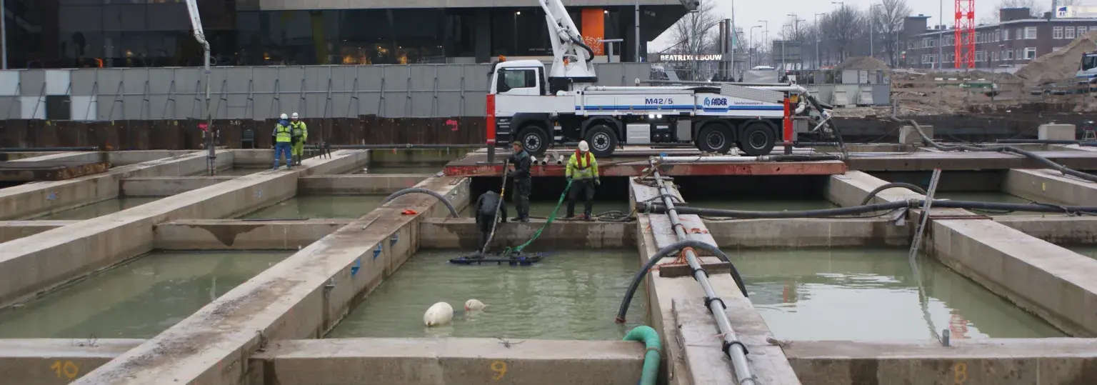 Onderwaterbeton storten voor parkeergarage in Utrecht