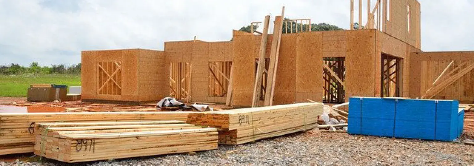 Een huis dat van hout gebouwd wordt