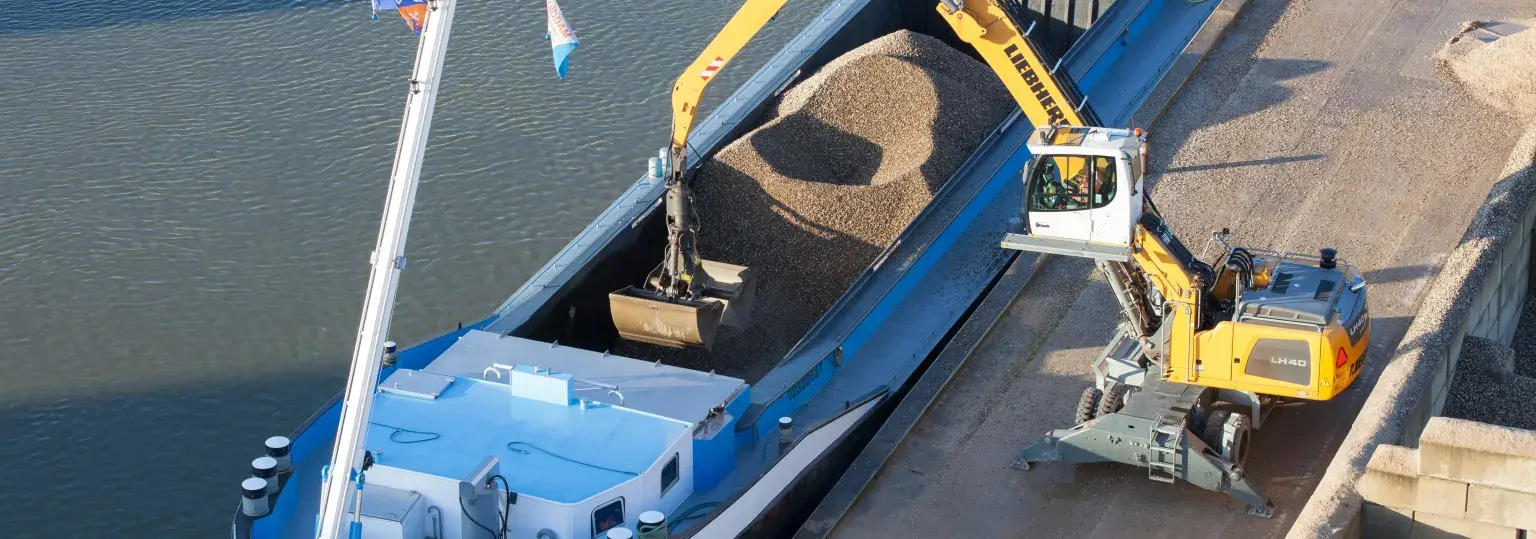 Betonhuis schip lossen bij laag water