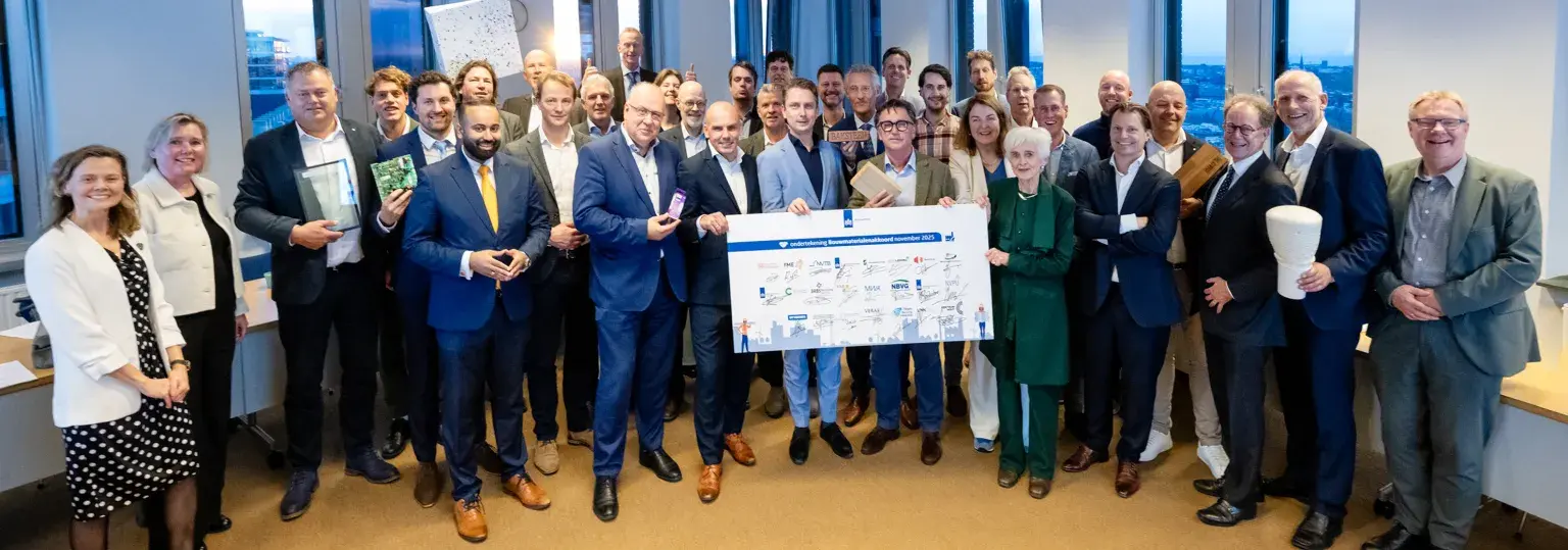 bzk-ondertekening-bouwmaterialenakkoord-05112025-foto-sander-foederer-8258.jpg