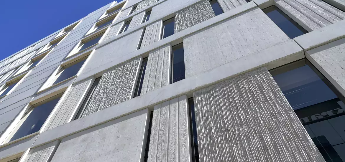 De constructie met het splitlevelniveau direct zichtbaar in de gevel. De constructie met het splitlevelniveau direct zichtbaar in de gevel.