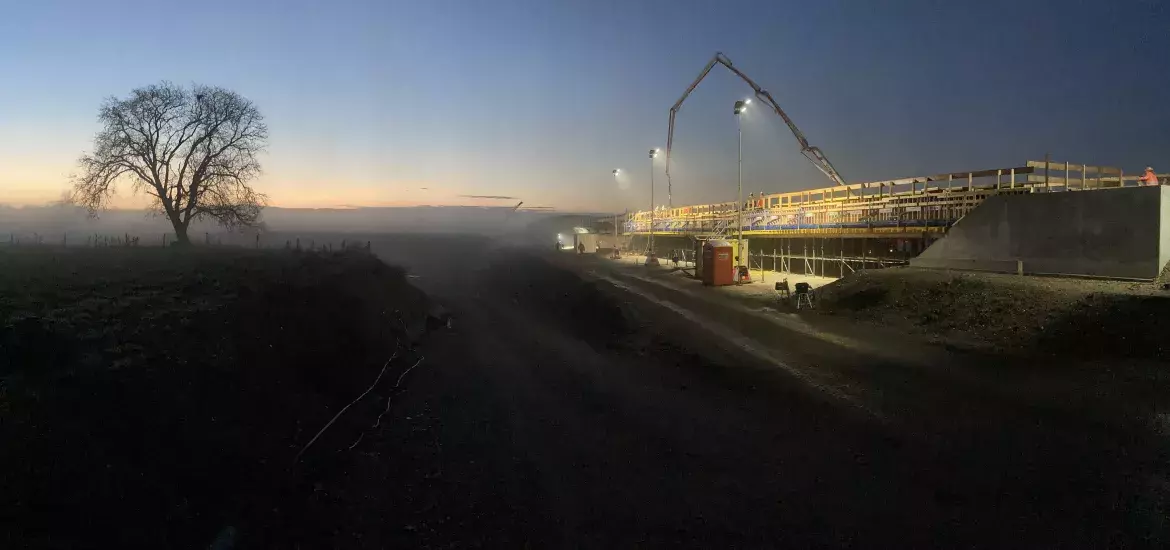 Storten van zelfverdichtend beton bij maasband