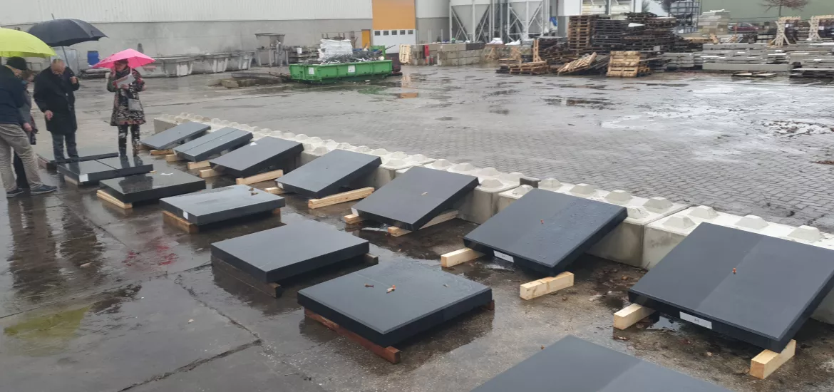 Jury bekijkt uitgestalde tegels voor de BPN wedstrijd wie maakt het zwartste beton Jury bekijkt uitgestalde tegels voor de BPN wedstrijd wie maakt het zwartste beton