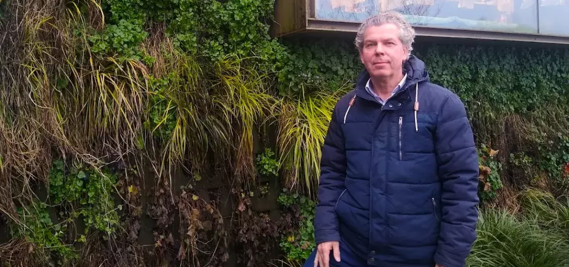 John Giltjes bij de groene wand van Van Tilburg in Nistelrode