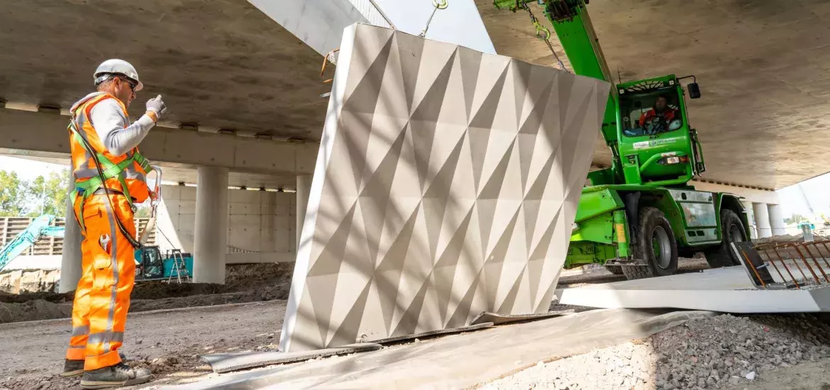 Efko Beton produceert en levert uitzonderlijk grote randelementen voor de viaducten voor De Groene Boog. Efko Beton produceert en levert uitzonderlijk grote randelementen voor de viaducten voor De Groene Boog.