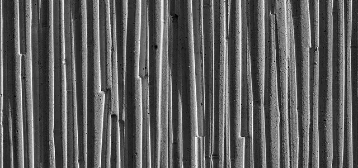 Betonnen muur met ribbelstructuur