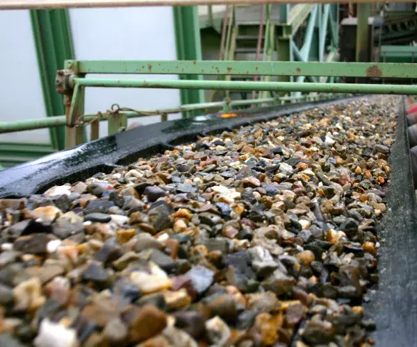 Drie volumedelen grind