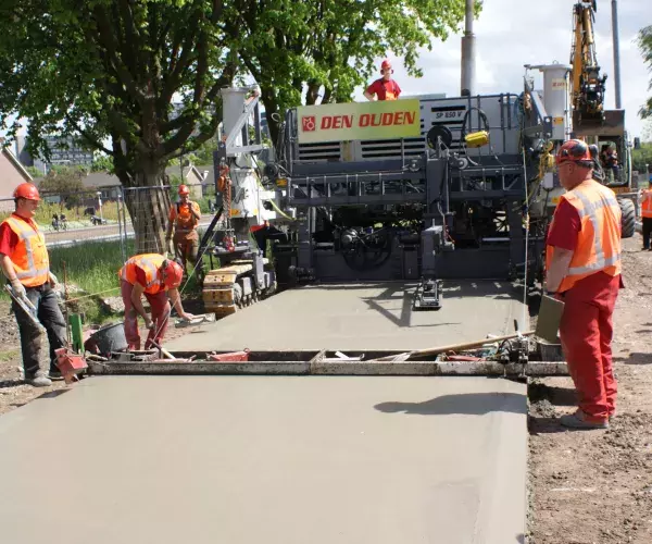 Betonhuis-Betonmortel-Afwerken van betonoppervlak