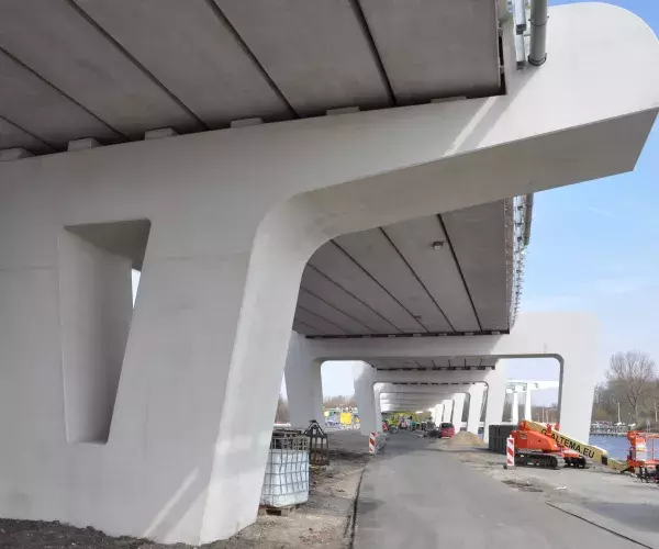 Pijler in zvb flyover Schiphol Oost