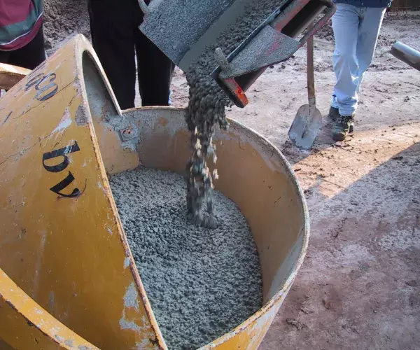 Kubel vullen met beton