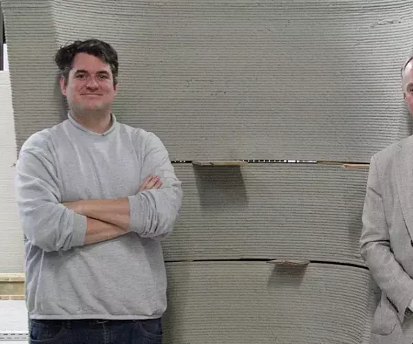 Herman Broekhuizen en Volker Ruitinga staan voor een 3D-gerpint betonobject