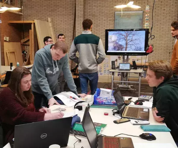 Studenten HAN krijgen les constructief prefab