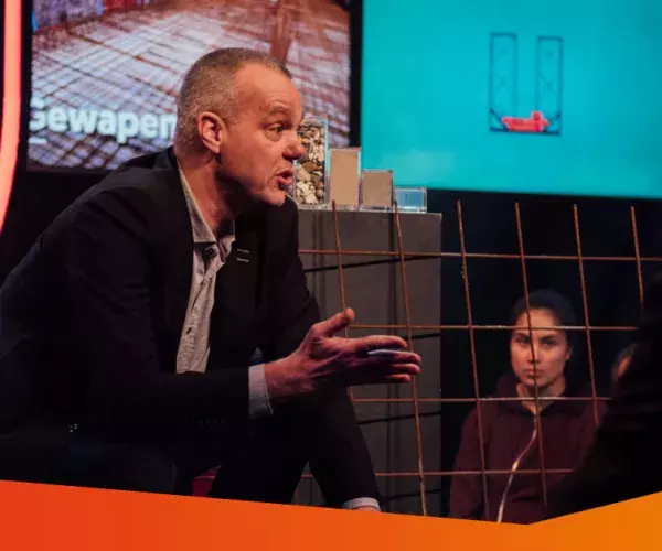 Erik Schlangen geeft college op Universiteit