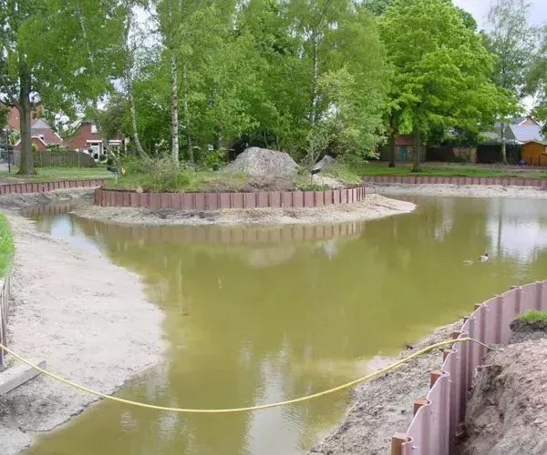 Betonnen beschoeiing