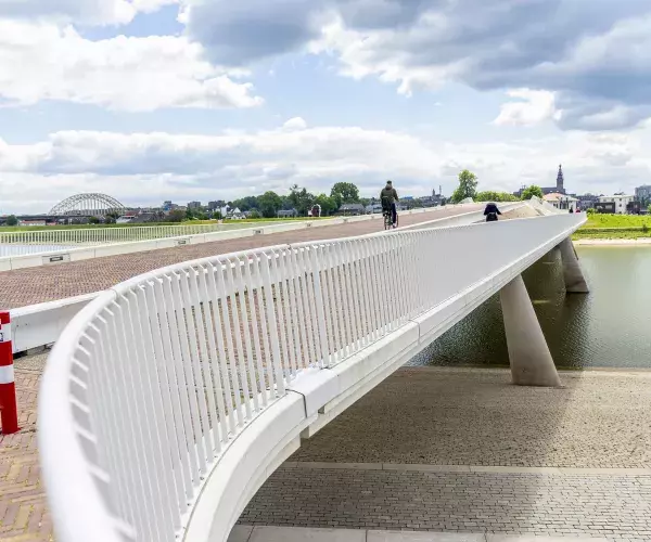 De Lentloper, betonnen brug met Nederlands landschap