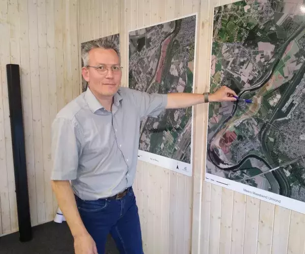 Francois Verhoeven bij brug Maasband 