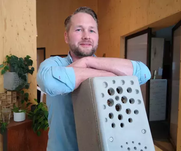 Roel Wijnterp met zijn betonnen bijenhotel