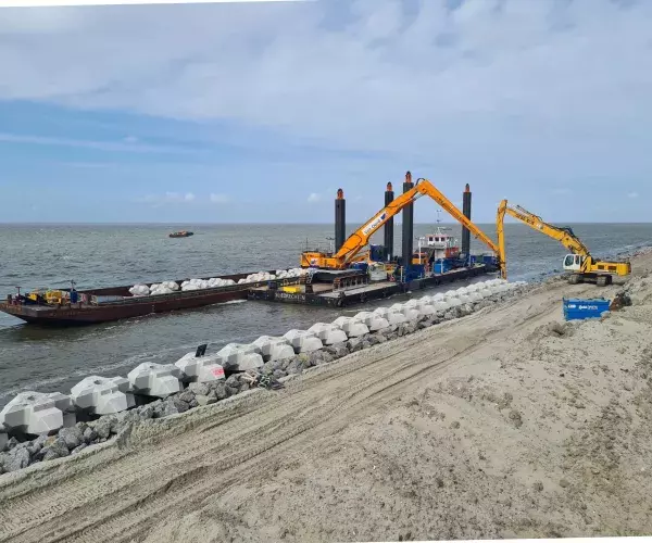 Afsluitdijk versterkt met  duurzame betonblokken