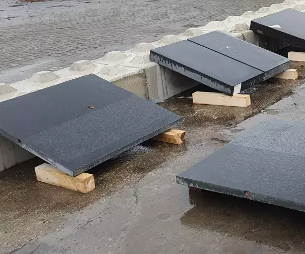 Uitgestalde tegels voor de wedstrijd wie maakt het zwartste beton