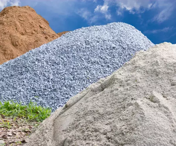 Grondstoffen voor beton: bergen met zand en grind