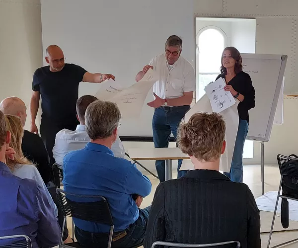Deelnemers geven presentatie tijdens Experimenteel Beton 2022 