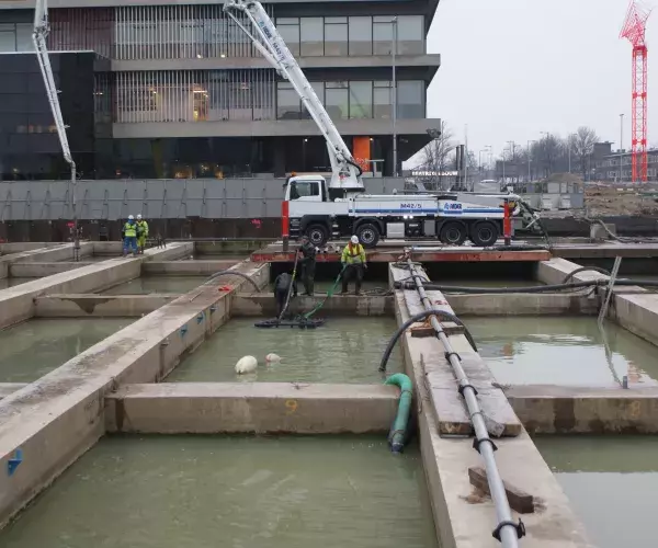 Onderwaterbeton storten voor parkeergarage in Utrecht