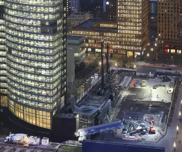 Betonstort Gustav Mahlerplein in Amsterdam