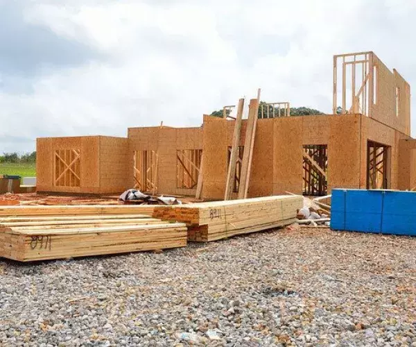 Een huis dat van hout gebouwd wordt
