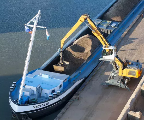 Betonhuis schip lossen bij laag water