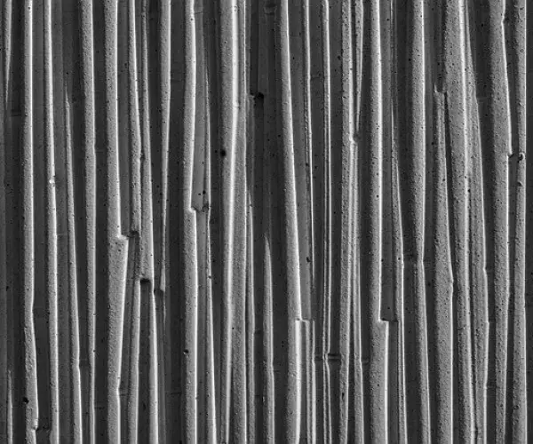 Betonnen muur met ribbelstructuur